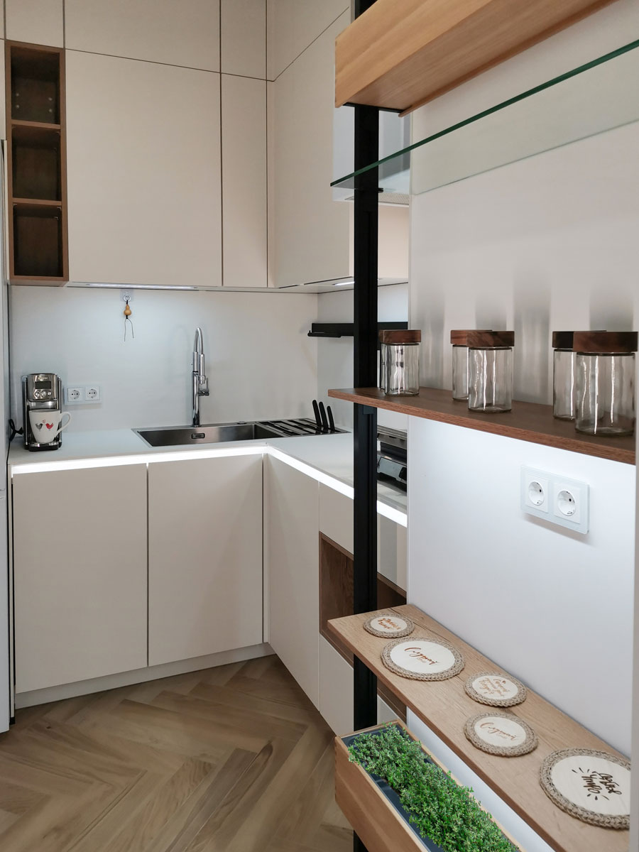 Маленькая белая дизайнерская кухня