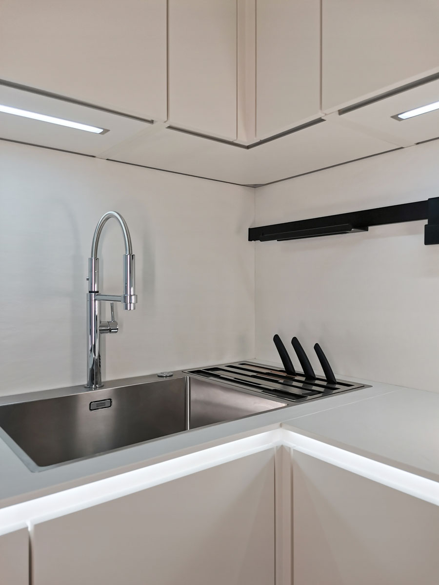 Маленькая белая дизайнерская кухня