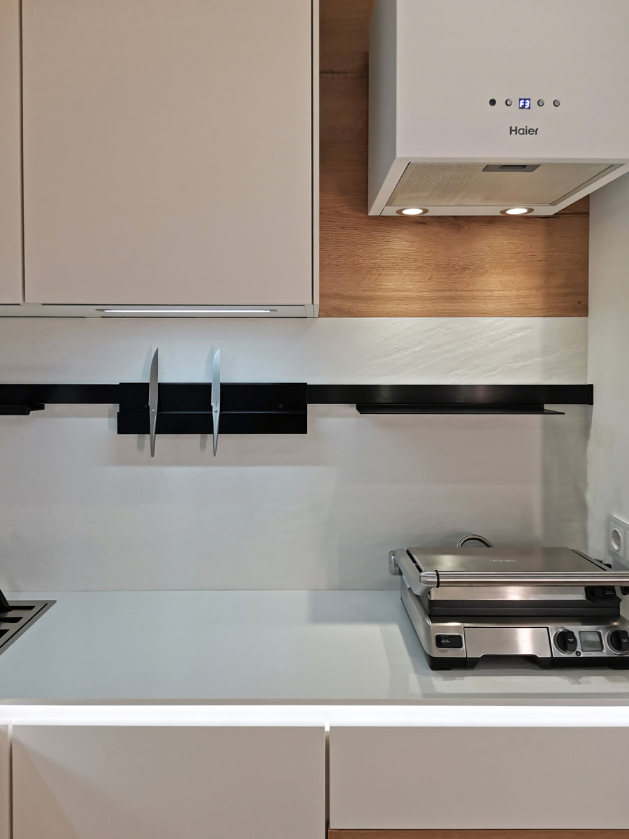 Маленькая белая дизайнерская кухня