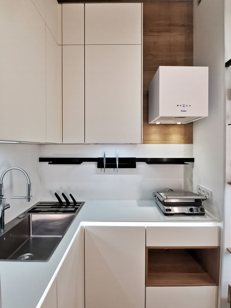 Маленькая белая дизайнерская кухня