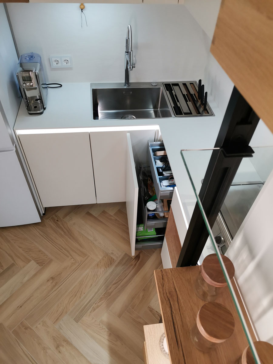 Маленькая белая дизайнерская кухня