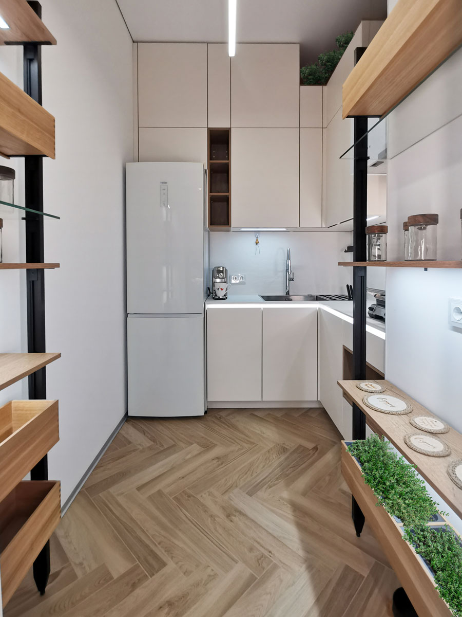 Маленькая белая дизайнерская кухня