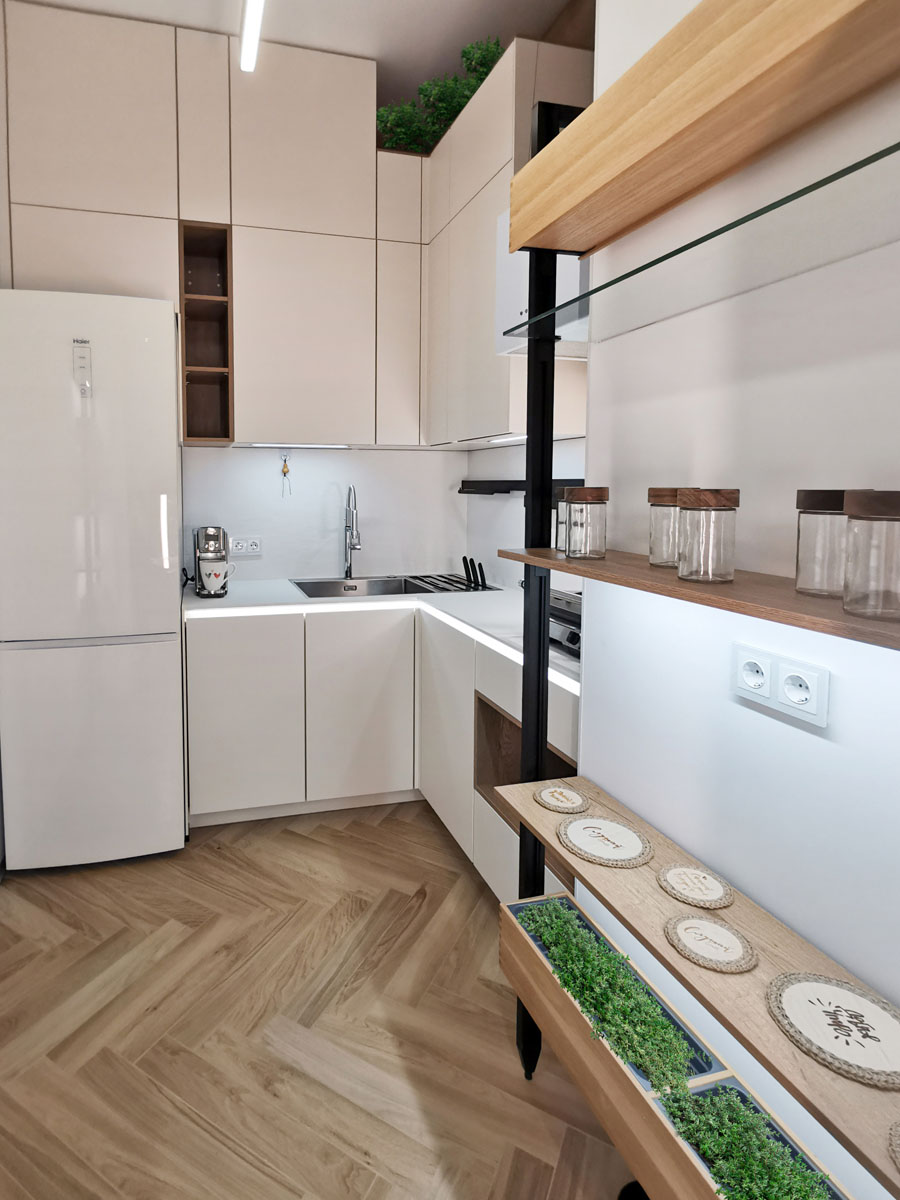 Маленькая белая дизайнерская кухня