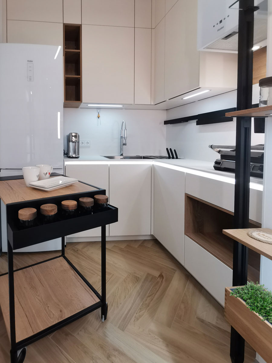 Маленькая белая дизайнерская кухня