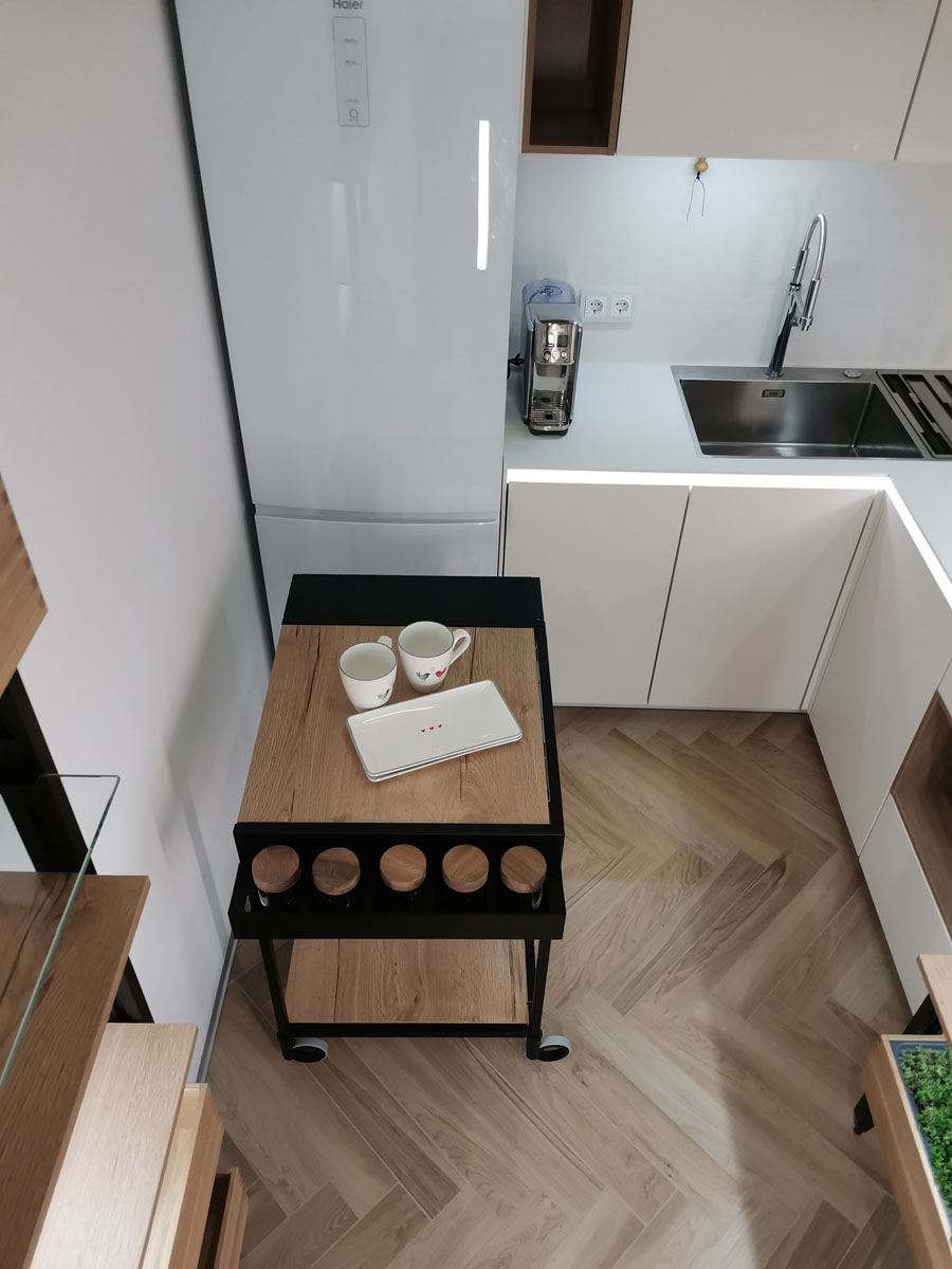 Маленькая белая дизайнерская кухня