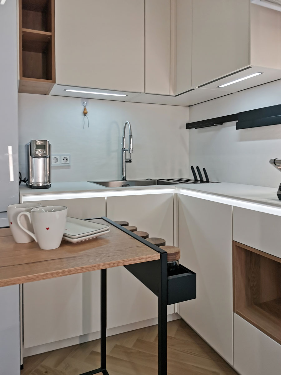 Маленькая белая дизайнерская кухня