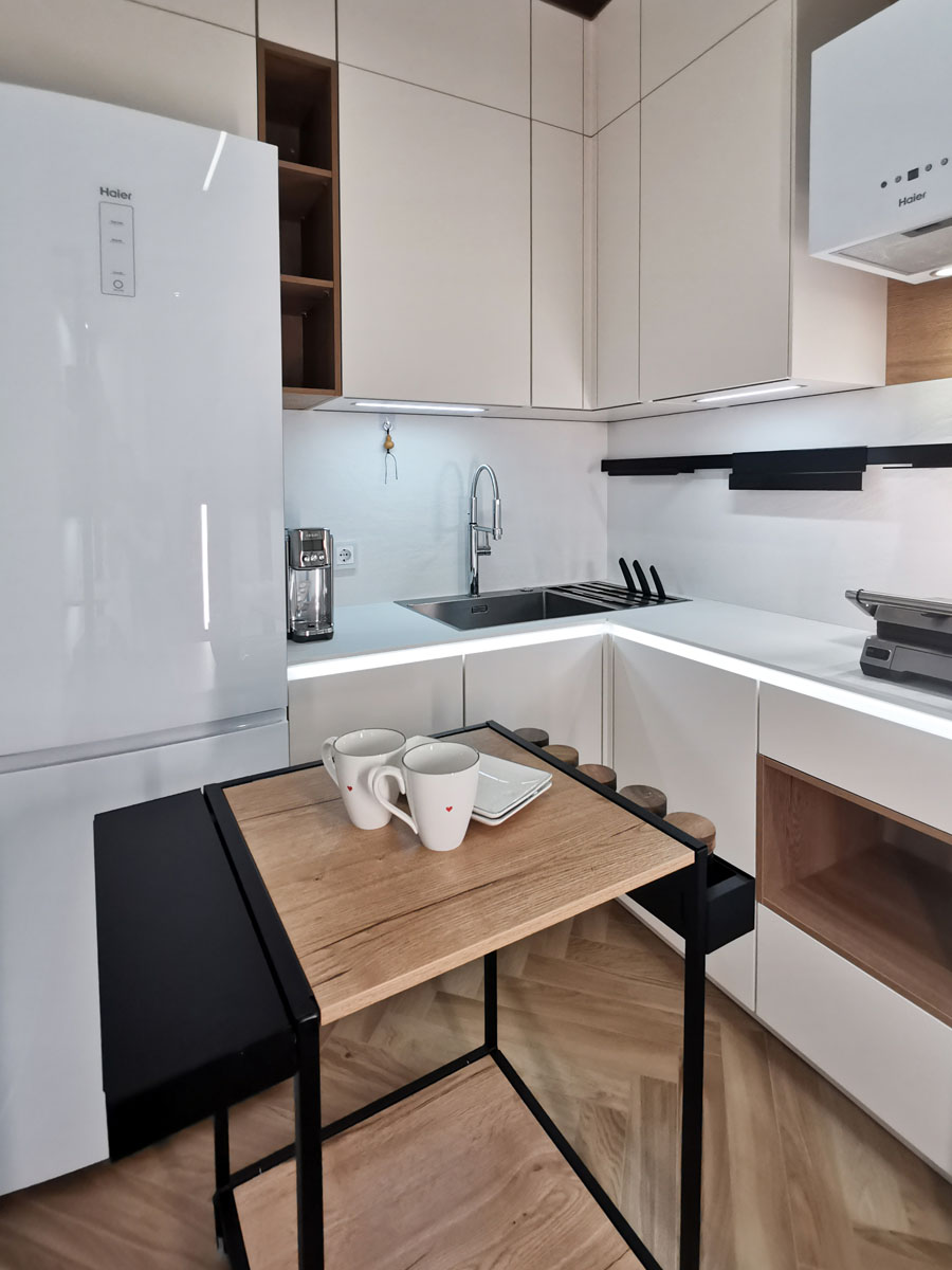 Маленькая белая дизайнерская кухня