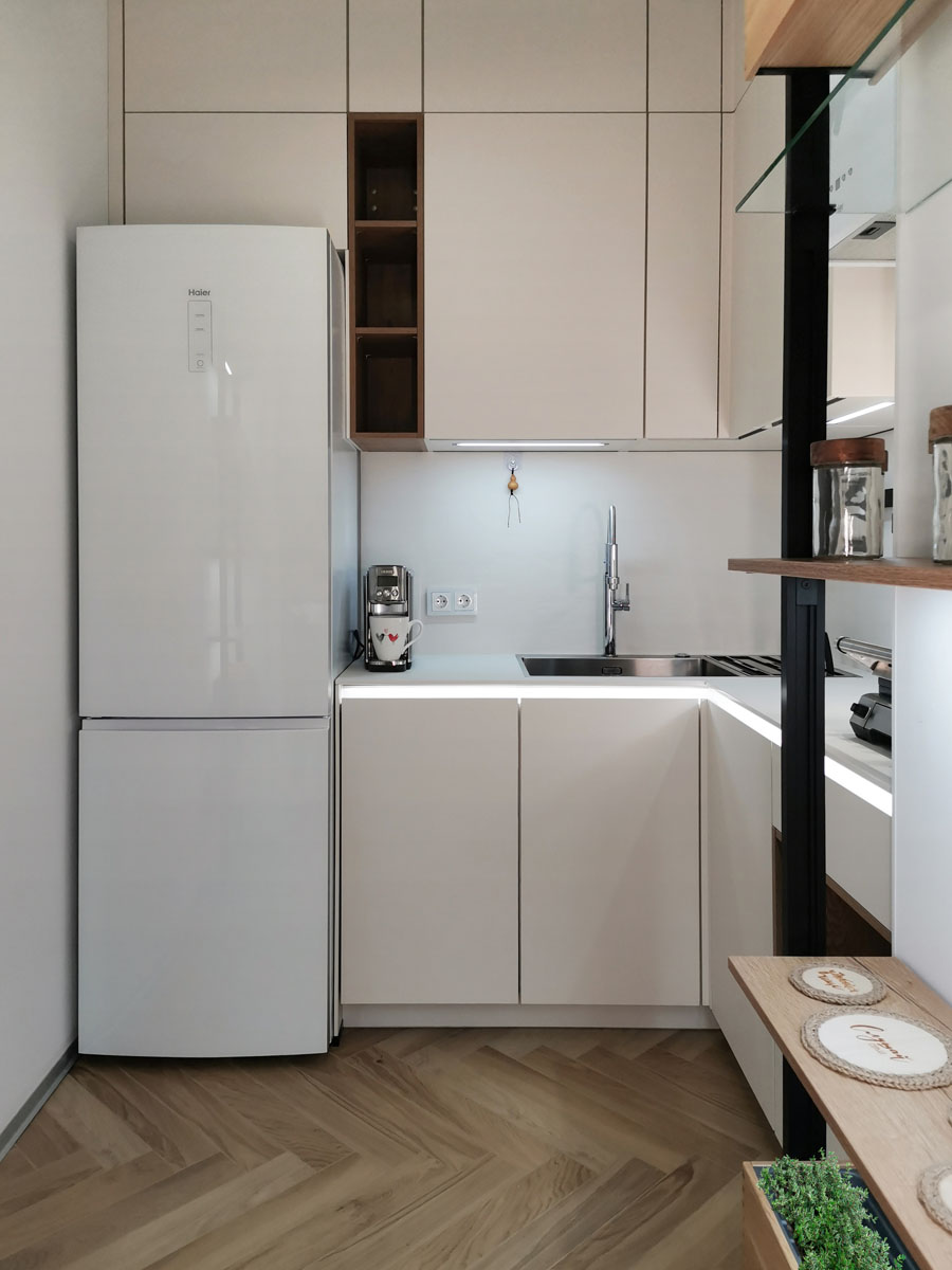 Маленькая белая дизайнерская кухня