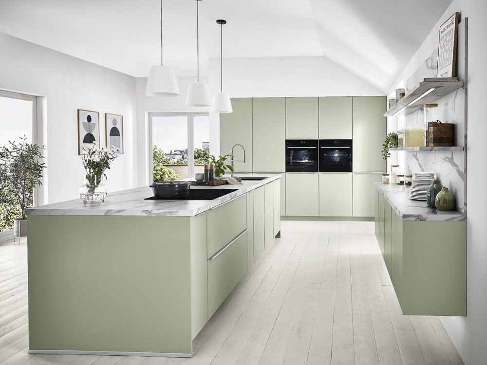 Параллельная кухня без ручек с островом нежно-зеленого цвета, Senso nobilia, параллельная кухня, каменная столешница, колонны с техникой