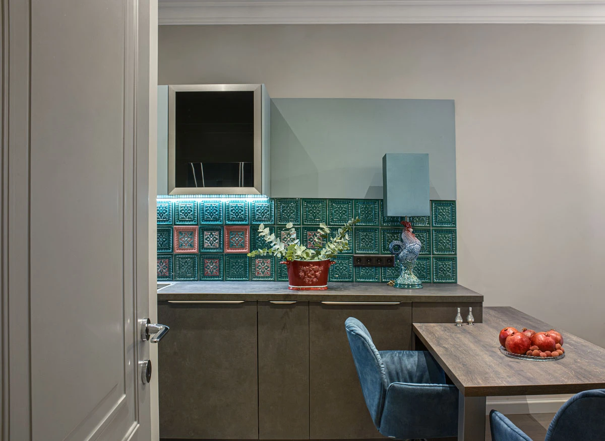 дизайнерская серая кухня с акцентным фартуком