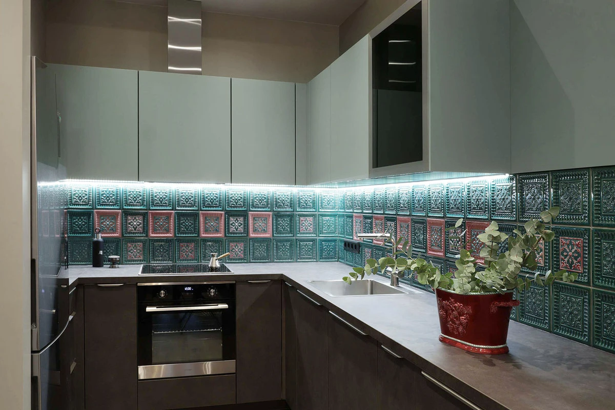 дизайнерская серая кухня с акцентным фартуком