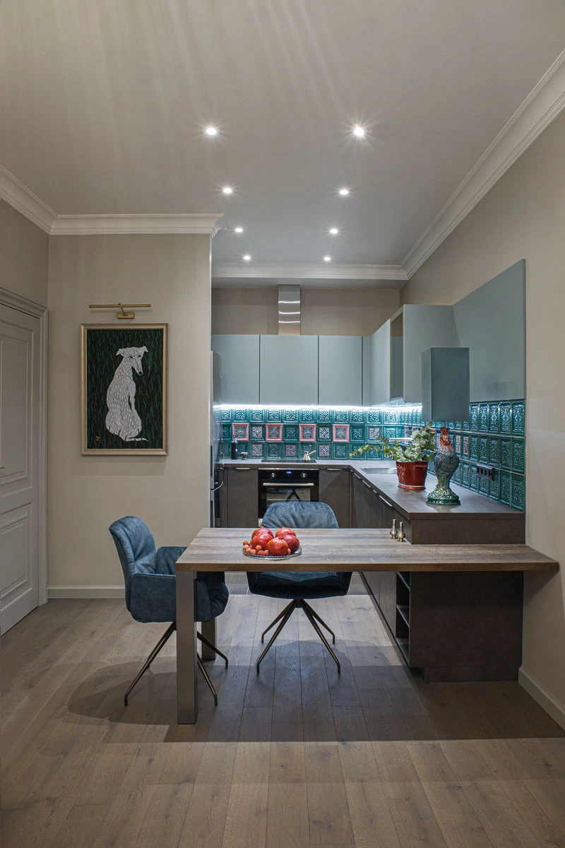 дизайнерская серая кухня с акцентным фартуком