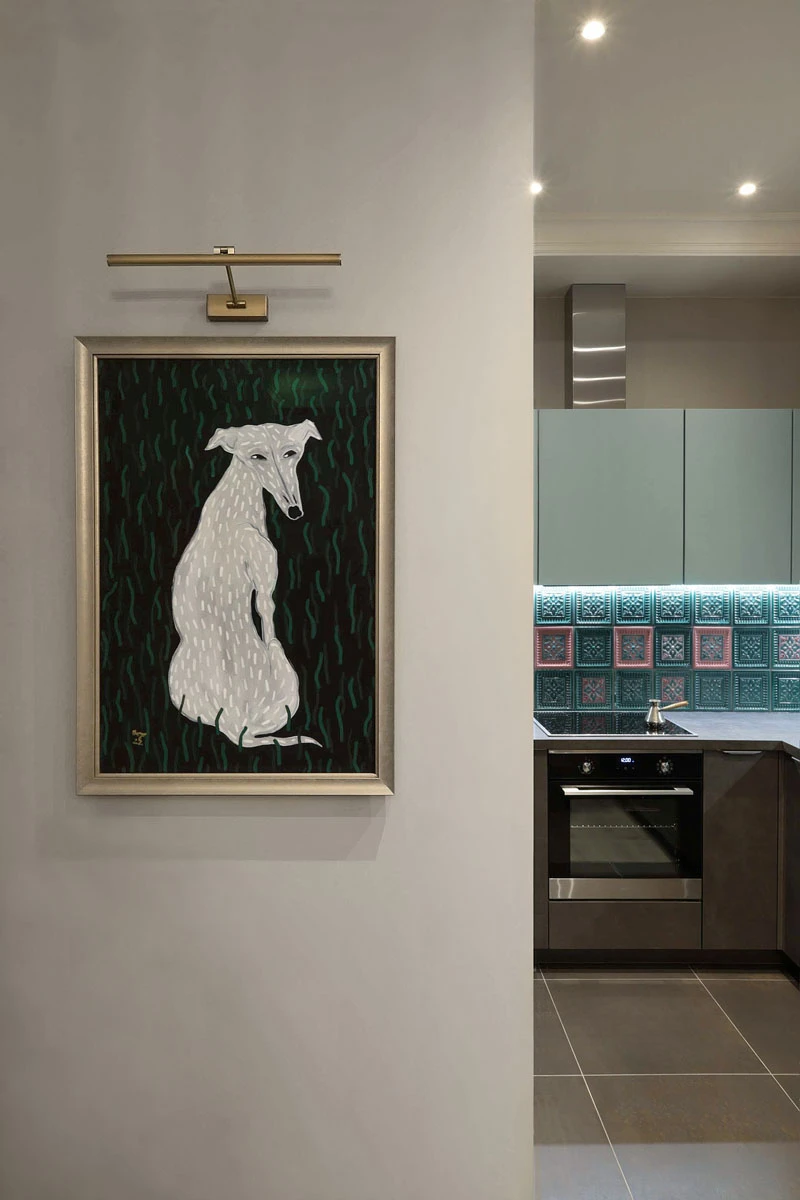 дизайнерская серая кухня с акцентным фартуком