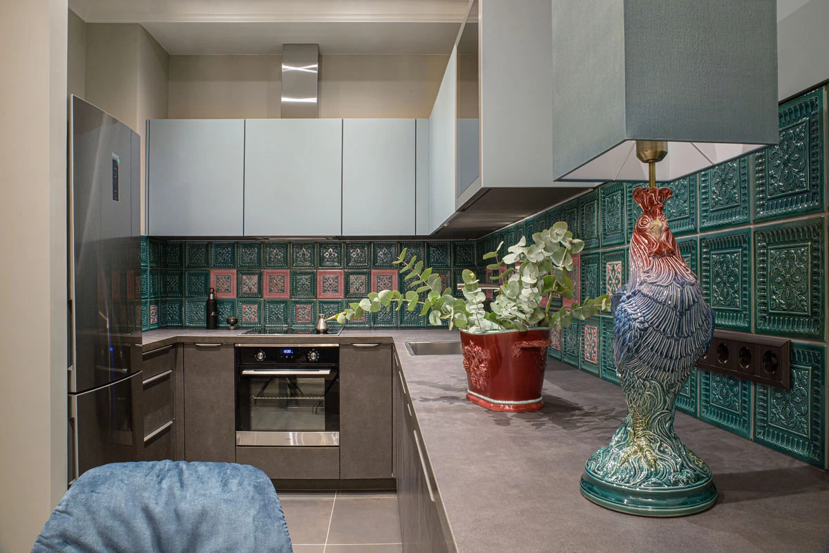 дизайнерская серая кухня с акцентным фартуком