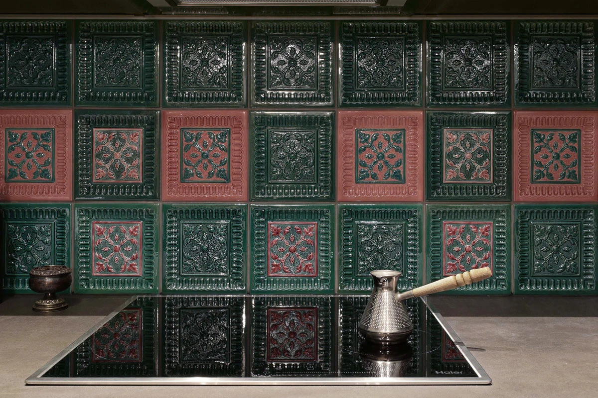 дизайнерская серая кухня с акцентным фартуком