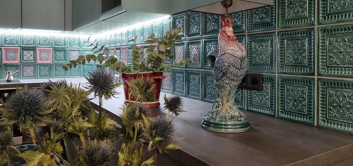 дизайнерская серая кухня с акцентным фартуком