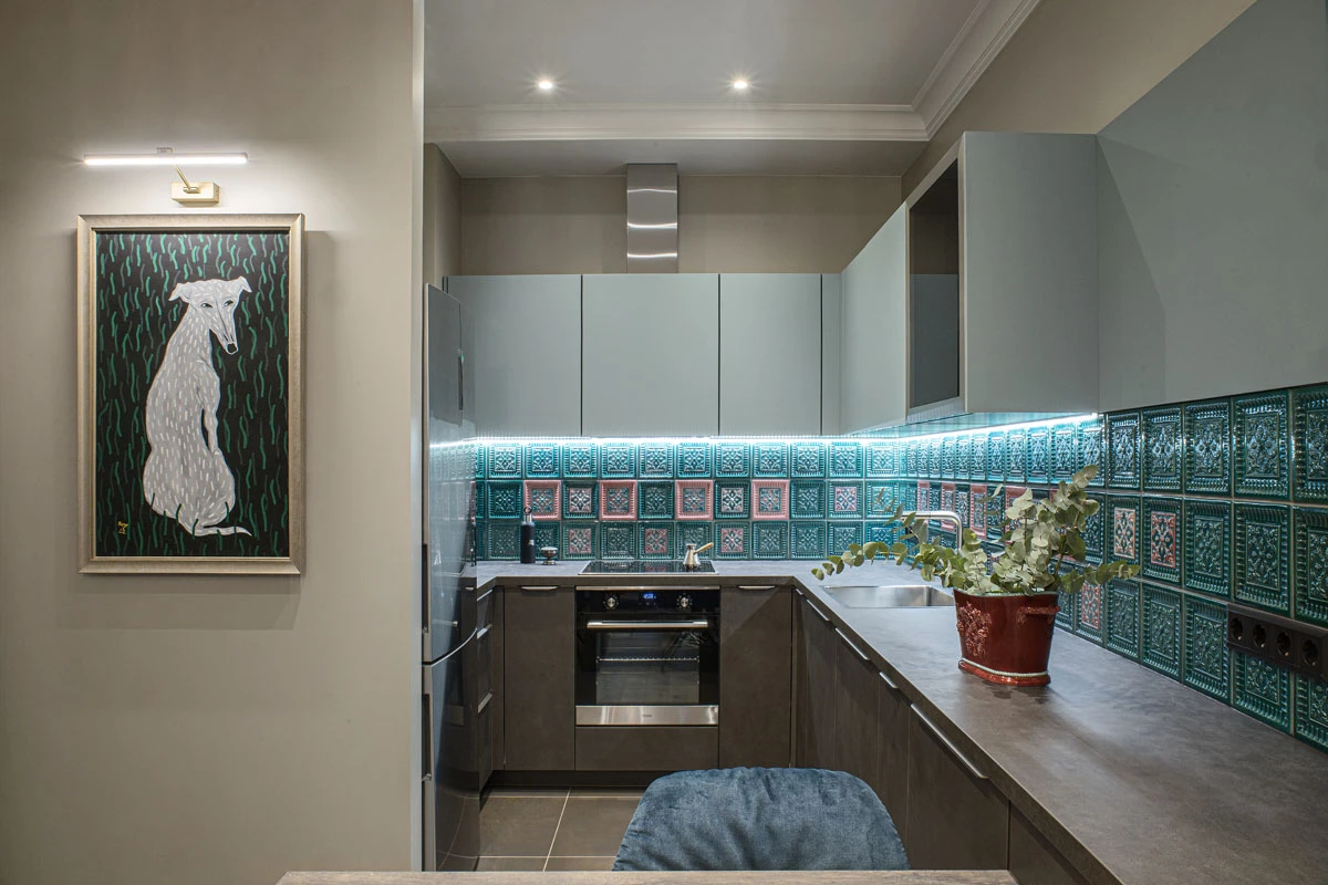 дизайнерская серая кухня с акцентным фартуком