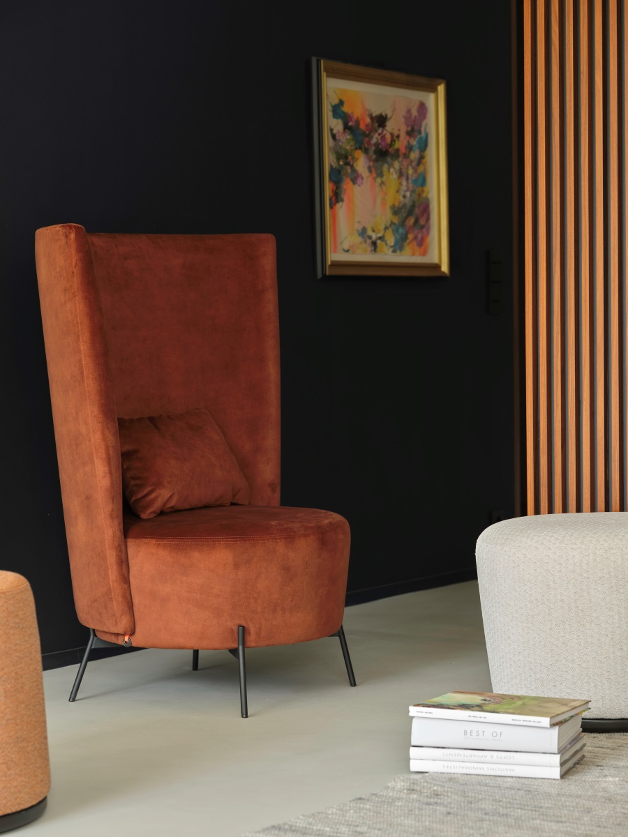 Высокое кресло на металлических ножках в обивке из микровелюра, Mobitec, Bolero, мебель премиум из Европы, терракота, черные стены