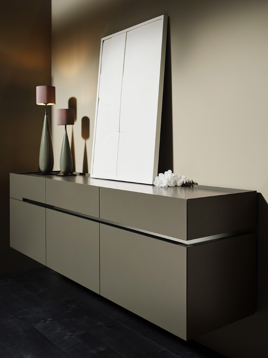 подвесной комод с ассиметричной встроенной ручкой, Gap 2.0, матовый лак, оливковый, Christine Kroencke, премиум мебель, Германия, настольная лампа Lily