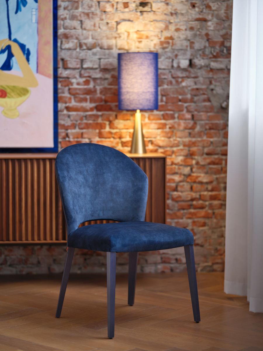 элегантный обеденный стул синего цвета, велюр синий, Cuori, Mobitec, массив дуба, неоклассика