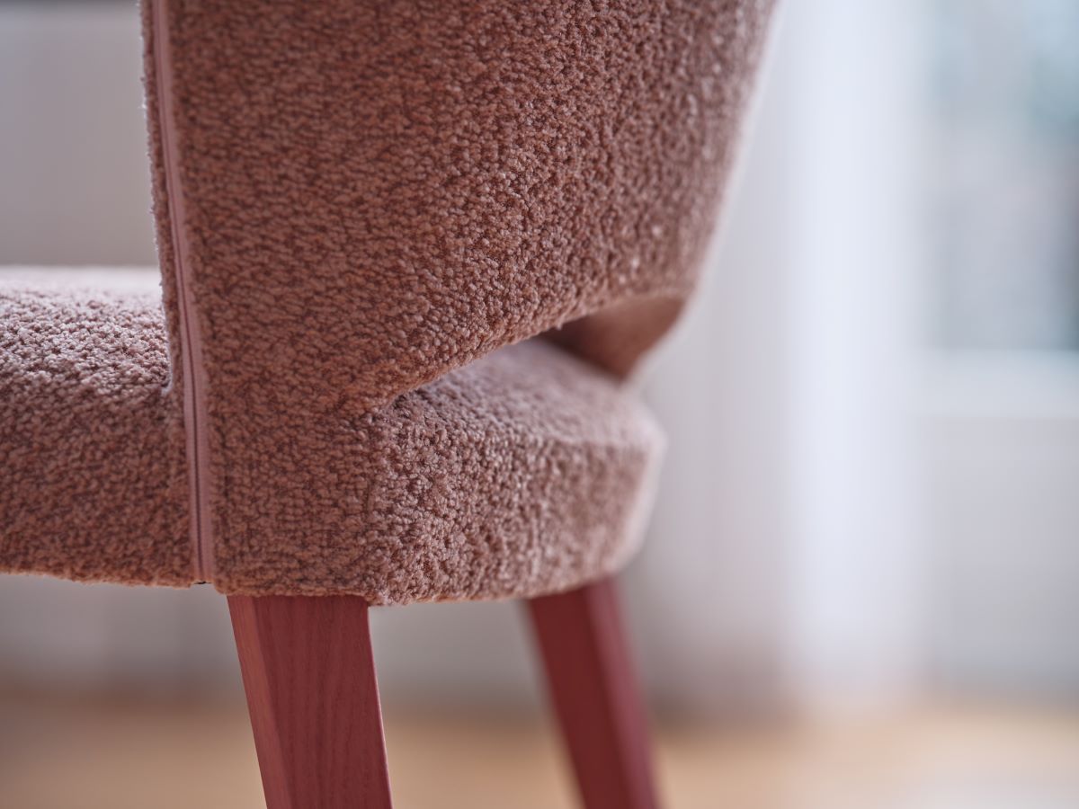 деталь дизайнерского стула в розовом букле, Cuori, Monochrom, Mobitec,