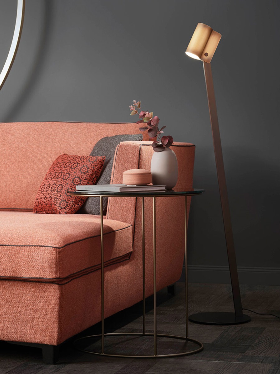 абрикосовый диван с шезлонгом, Hailey, торшер Nova, латунь, журнальный столик в латуни Mio, Christine Kroencke, premium