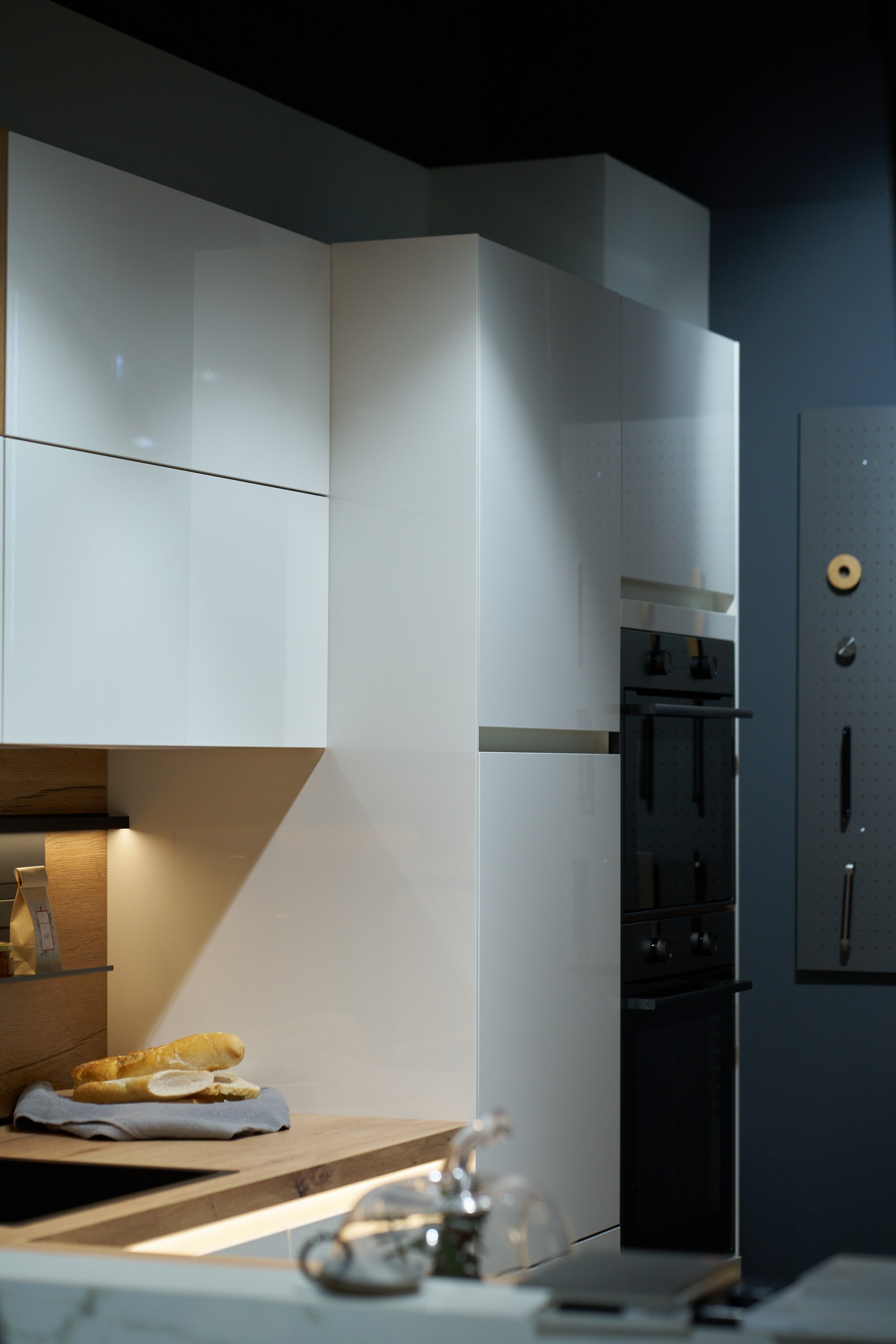 распродажа выставочного образца кухни nobilia без ручек, белая немецкая кухня в Москве