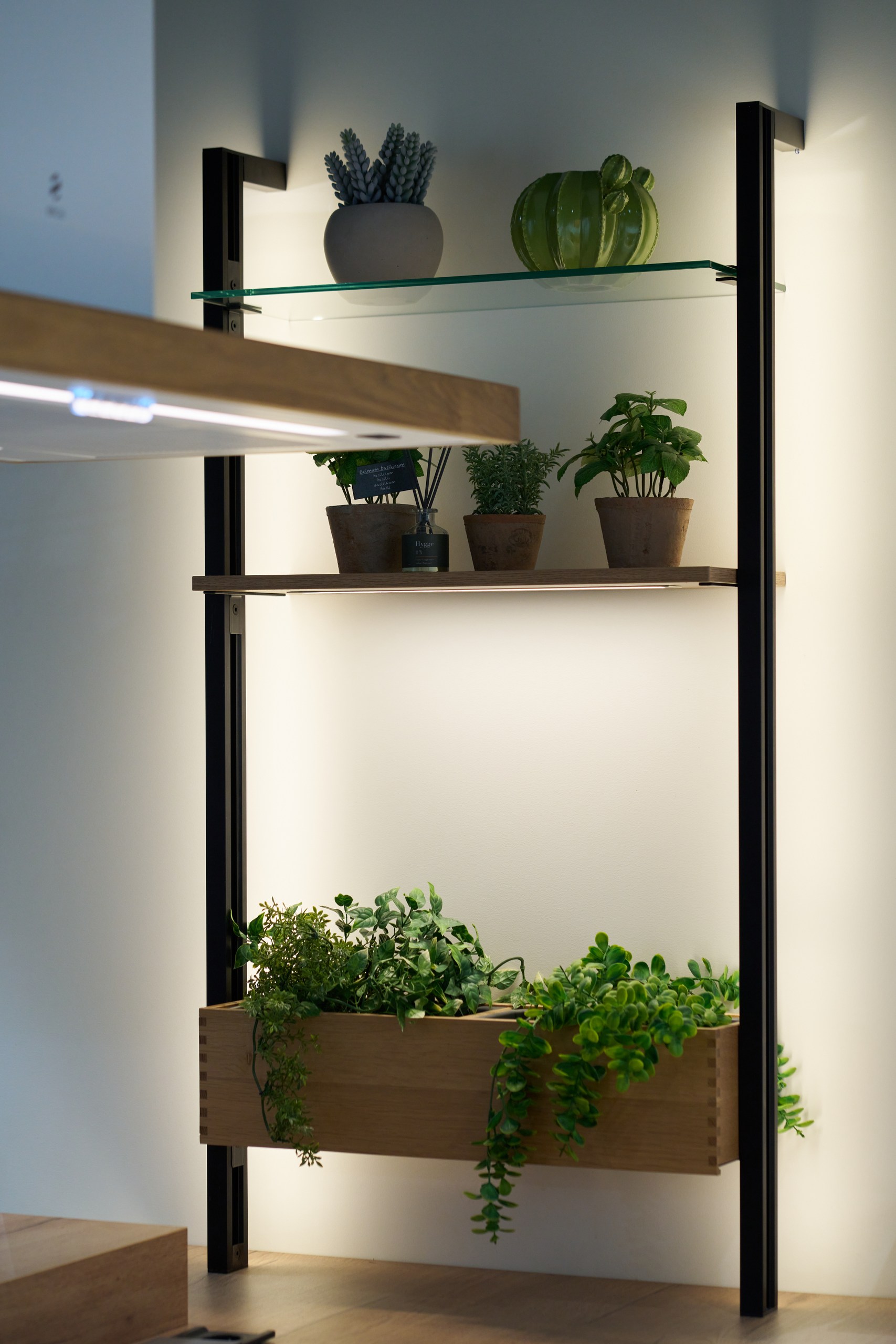 распродажа выставочного образца кухни nobilia, стеллаж с подсветкой в кухне, купить образец в Москве