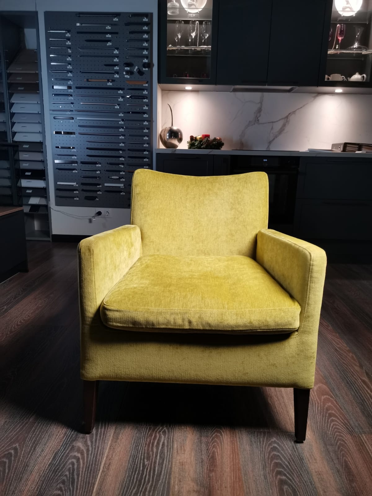 Стильное кресло Pandora в велюре цвета лайма, Christine Kroencke, немецкая мебель премиум класса