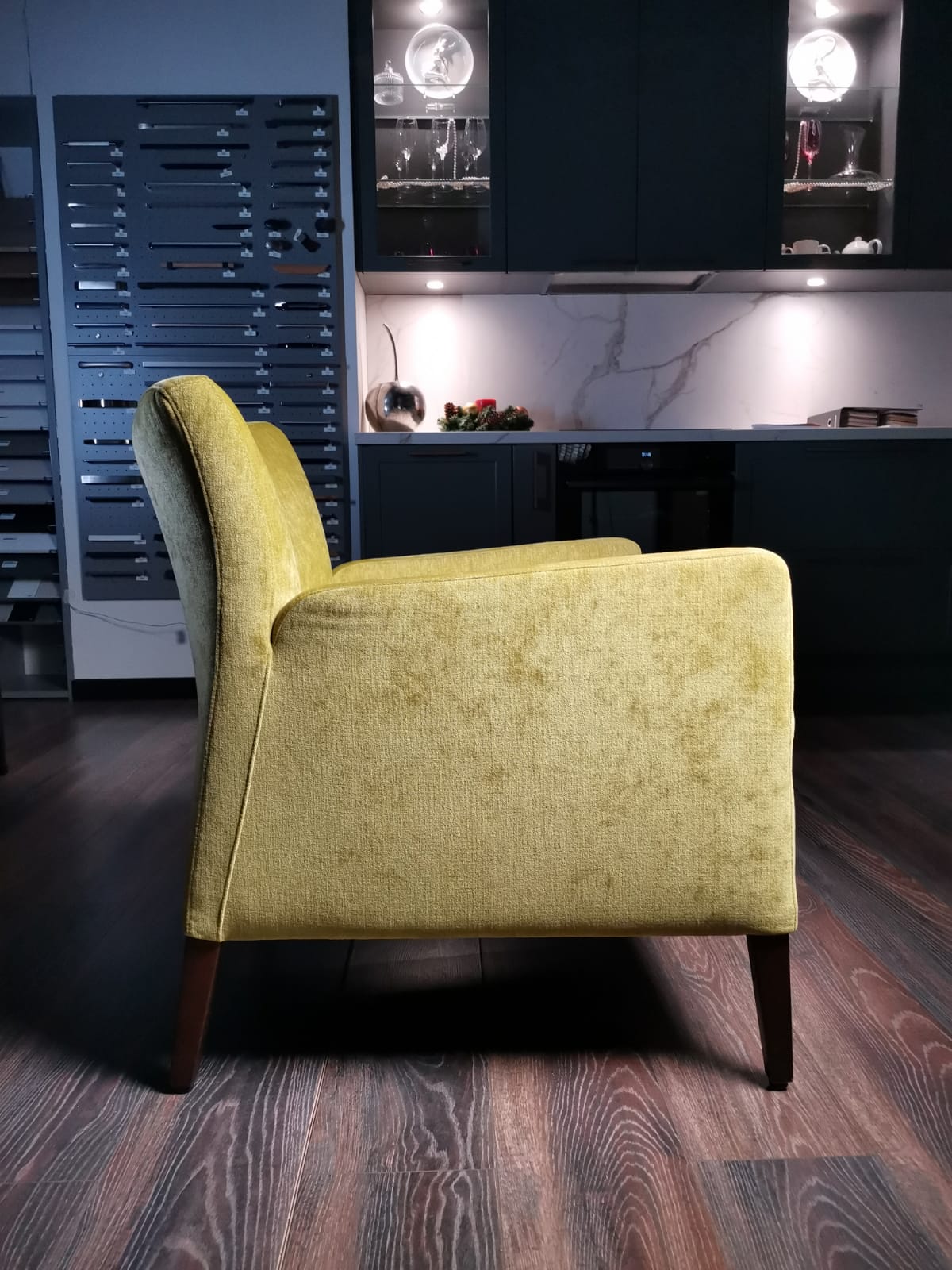 дизайнерское кресло Pandora Christine Kroencke в велюре цвета лайм,