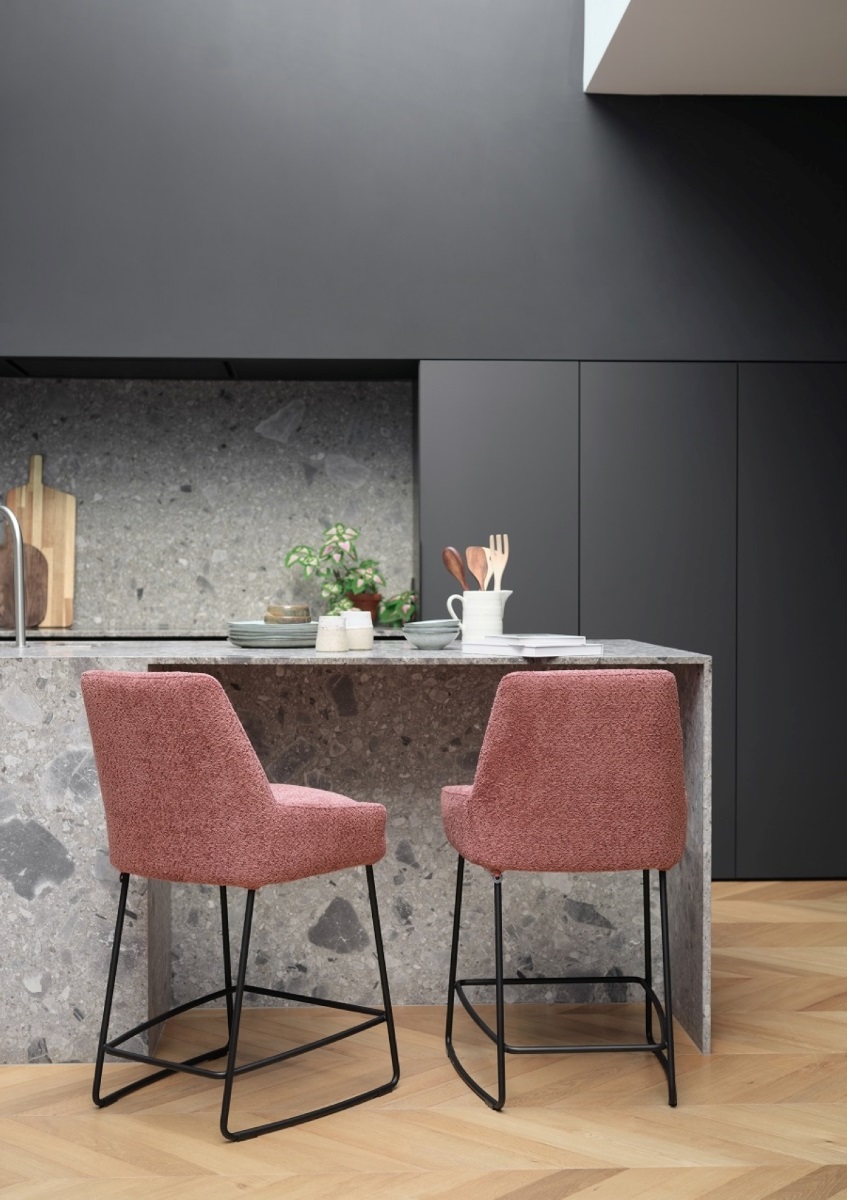 дизайнерские барные стулья Mobitec в розовом букле в премиум-кухне, Saga стулья без подлокотников, современная кухня