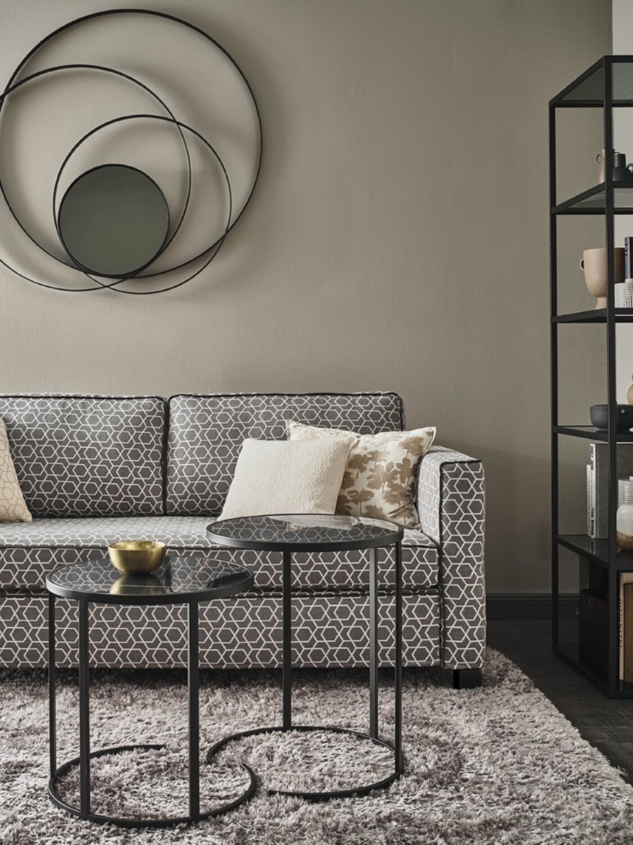 диван в обивке с орнаментом и дизайнерское зеркало, Christine Kroencke,