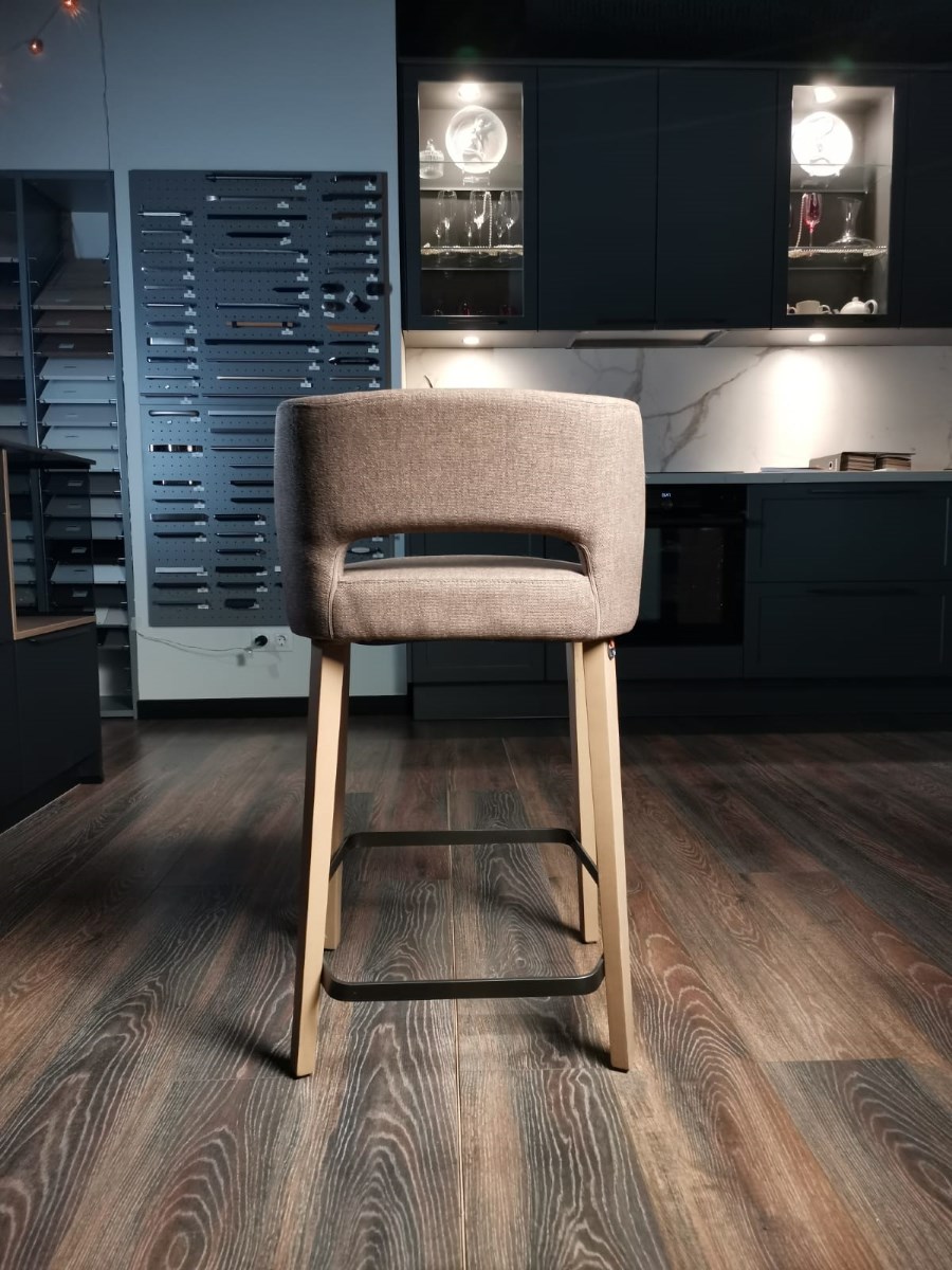 мягкий барный стул в песочно-коричневой ткани, стул Lena Mobitec, массив бука, купить в наличии в Москве