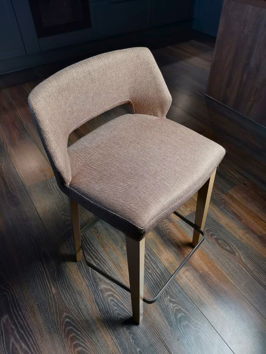 полубарный стул с мягким сидением Lena Mobitec, выставочный образец, дизайнерская мебель в Москве