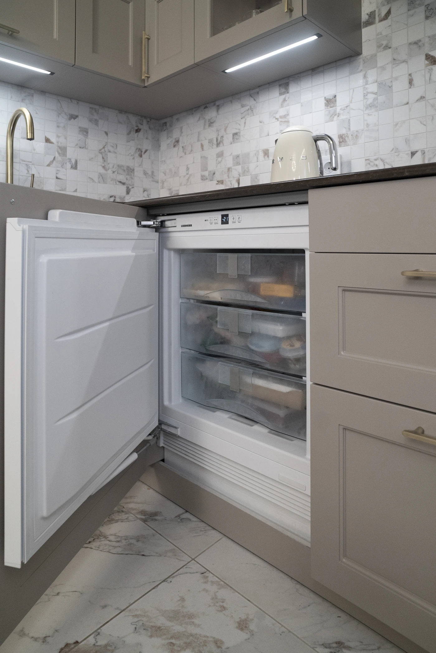 холодильник под столешницей