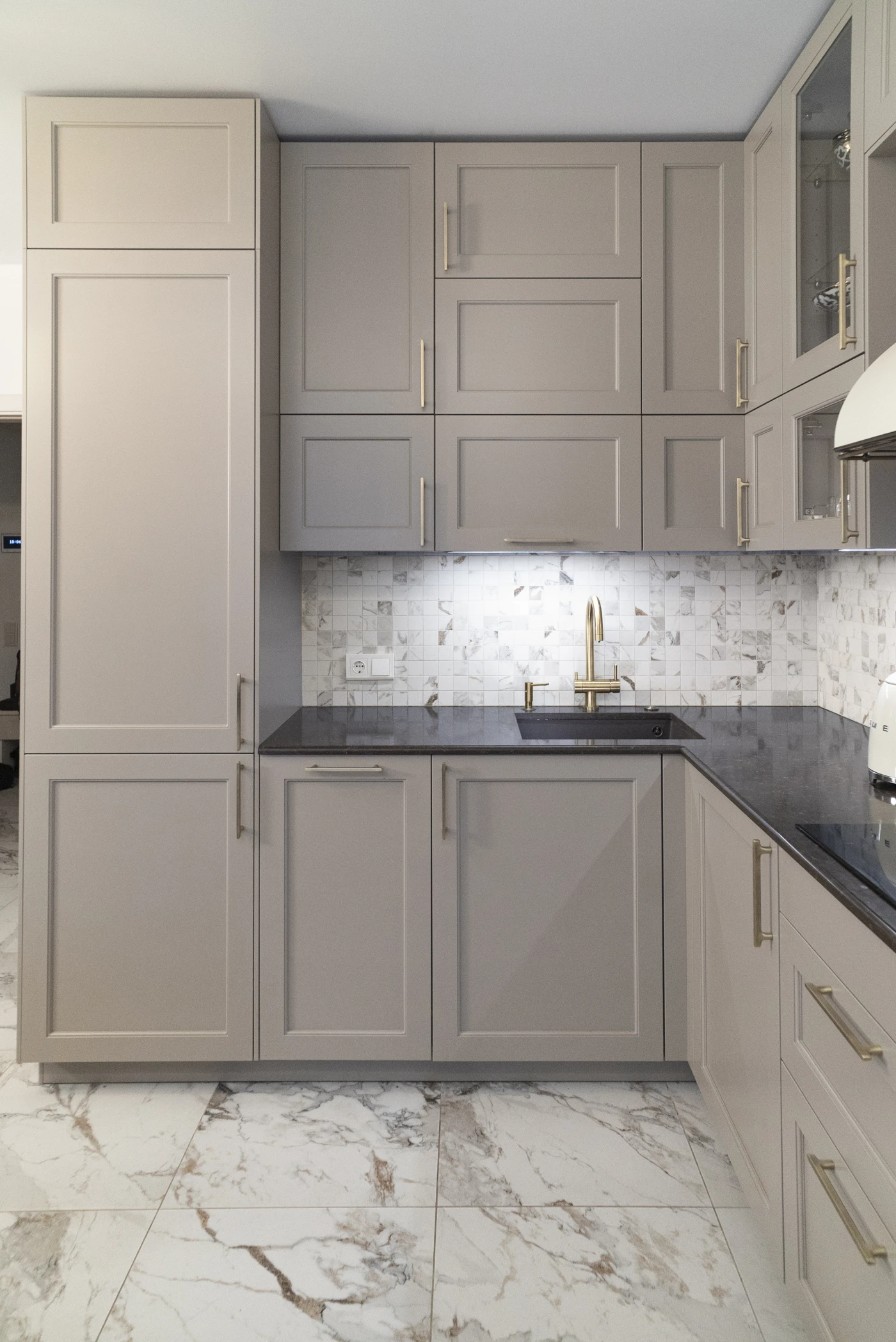 Классическая кухня премиум класса кофейная