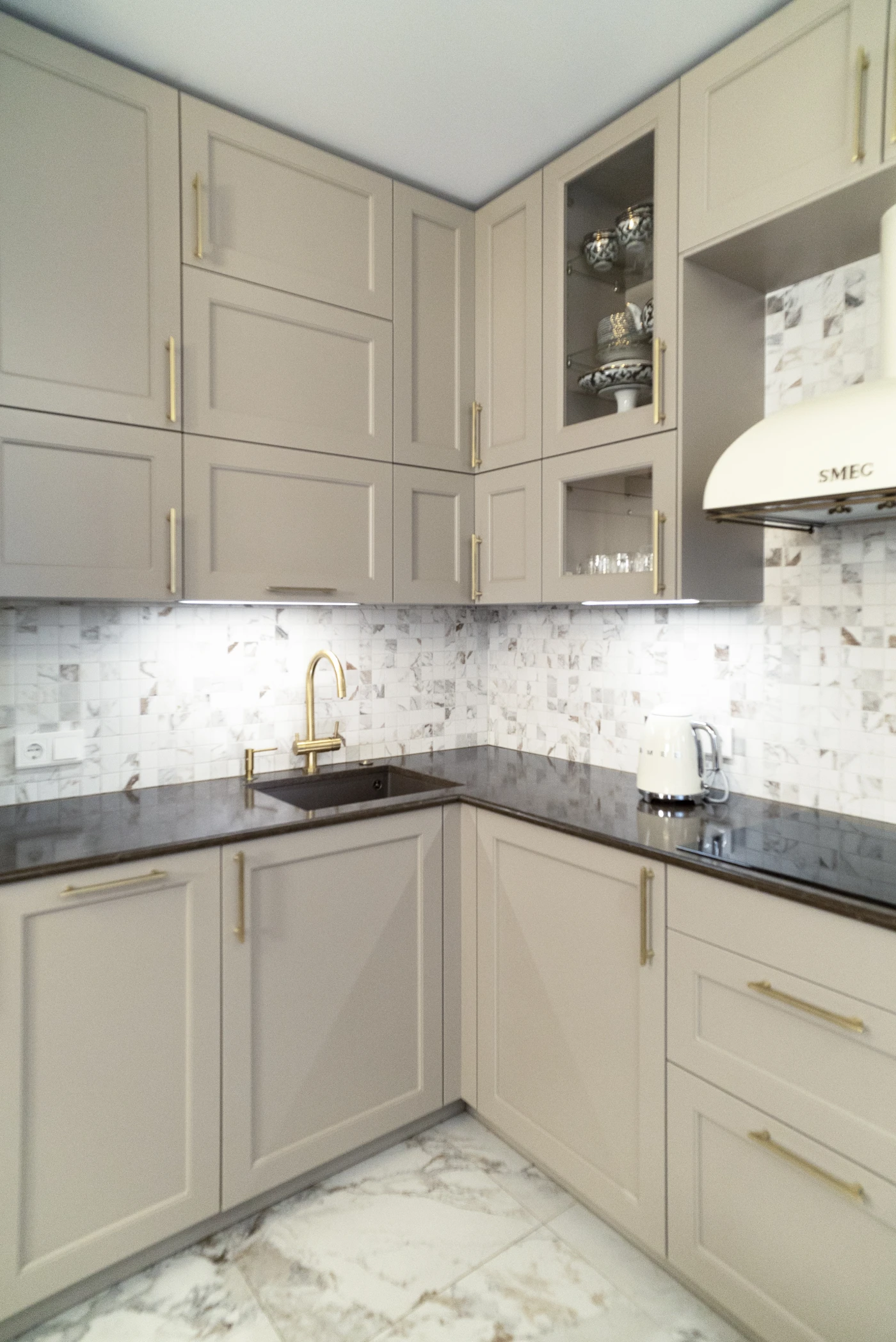 Классическая кухня премиум класса кофейная