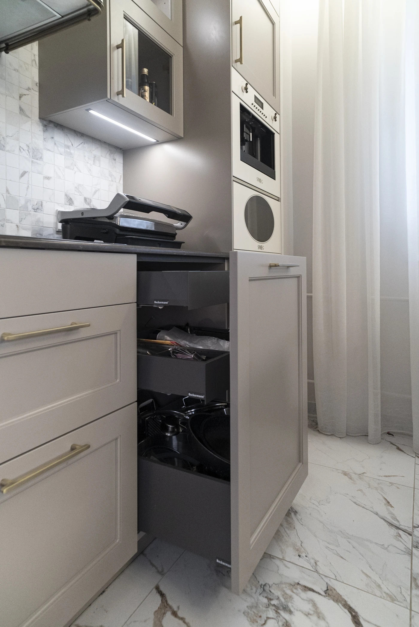 Классическая кухня премиум класса кофейная