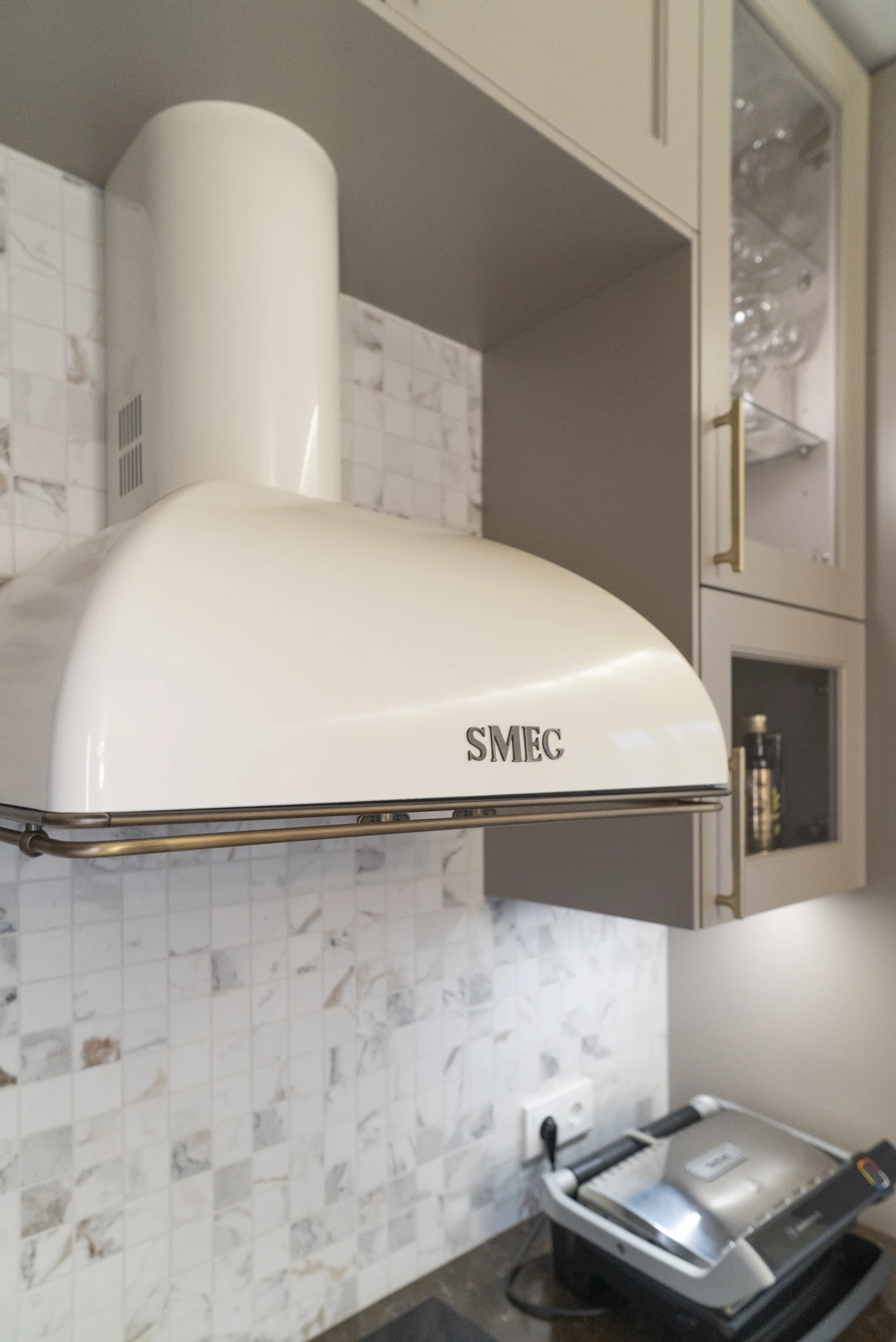 Классическая кухня премиум класса кофейная