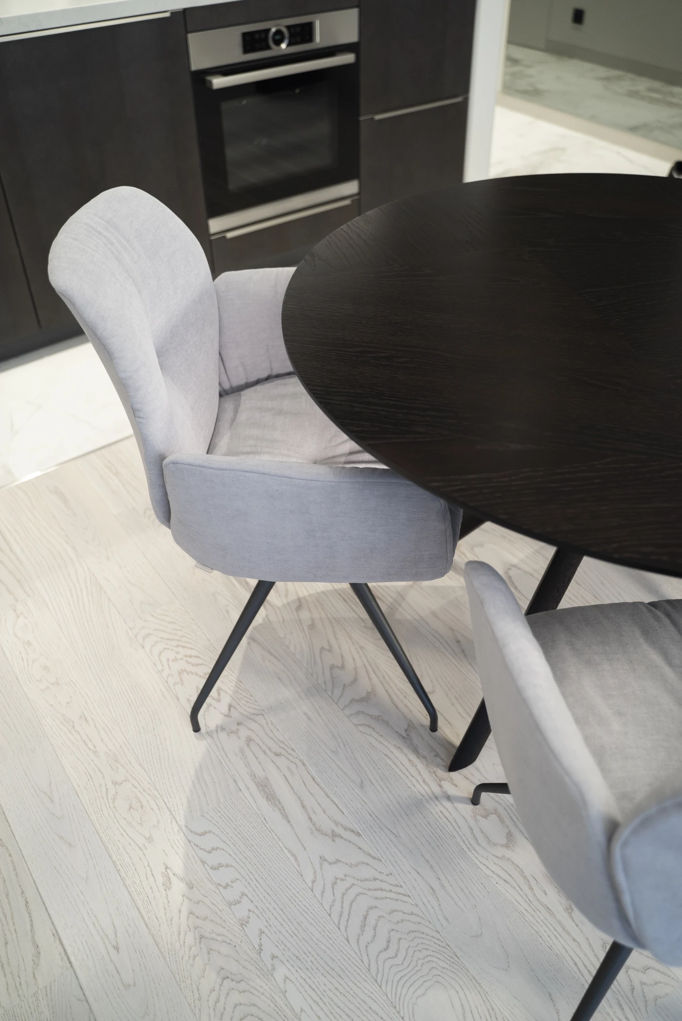 Обеденный стол и полукресло в велюре Мобитек