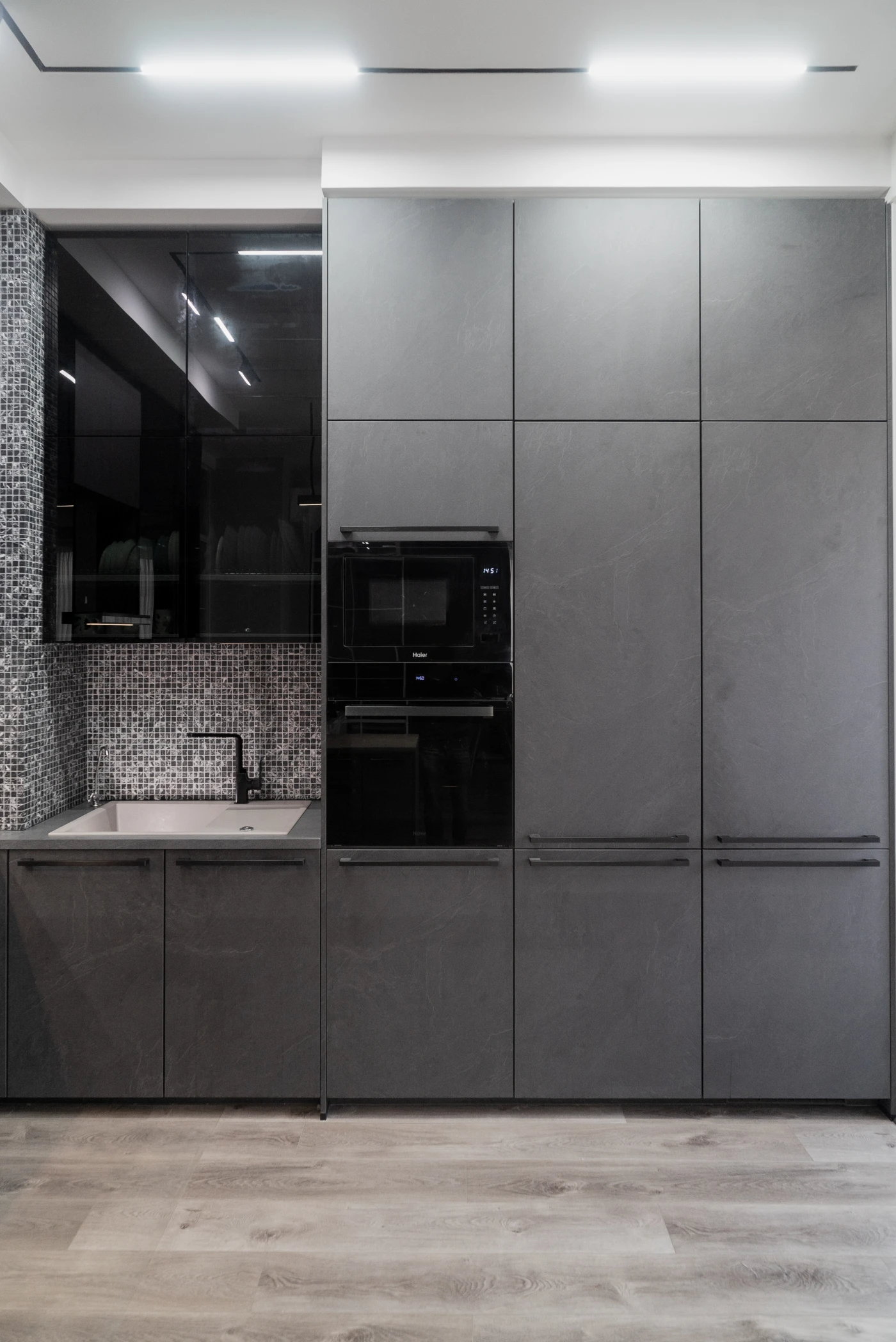 реализованный проект п-образной кухни фасады камень_1