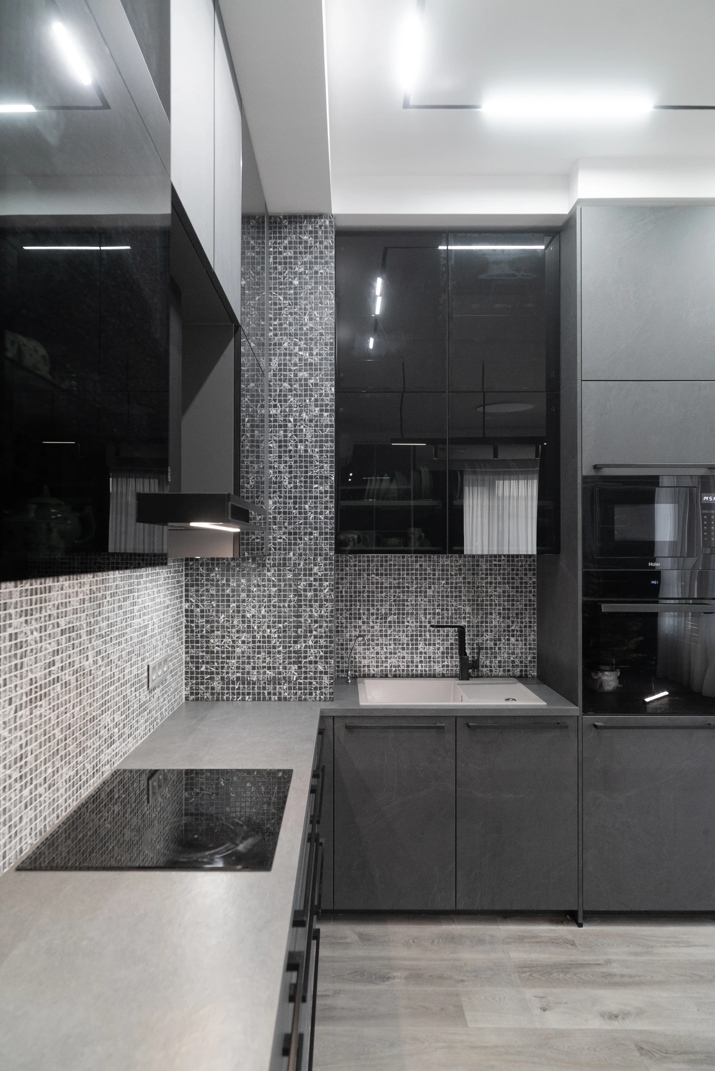 реализованный проект п-образной кухни фасады камень_1