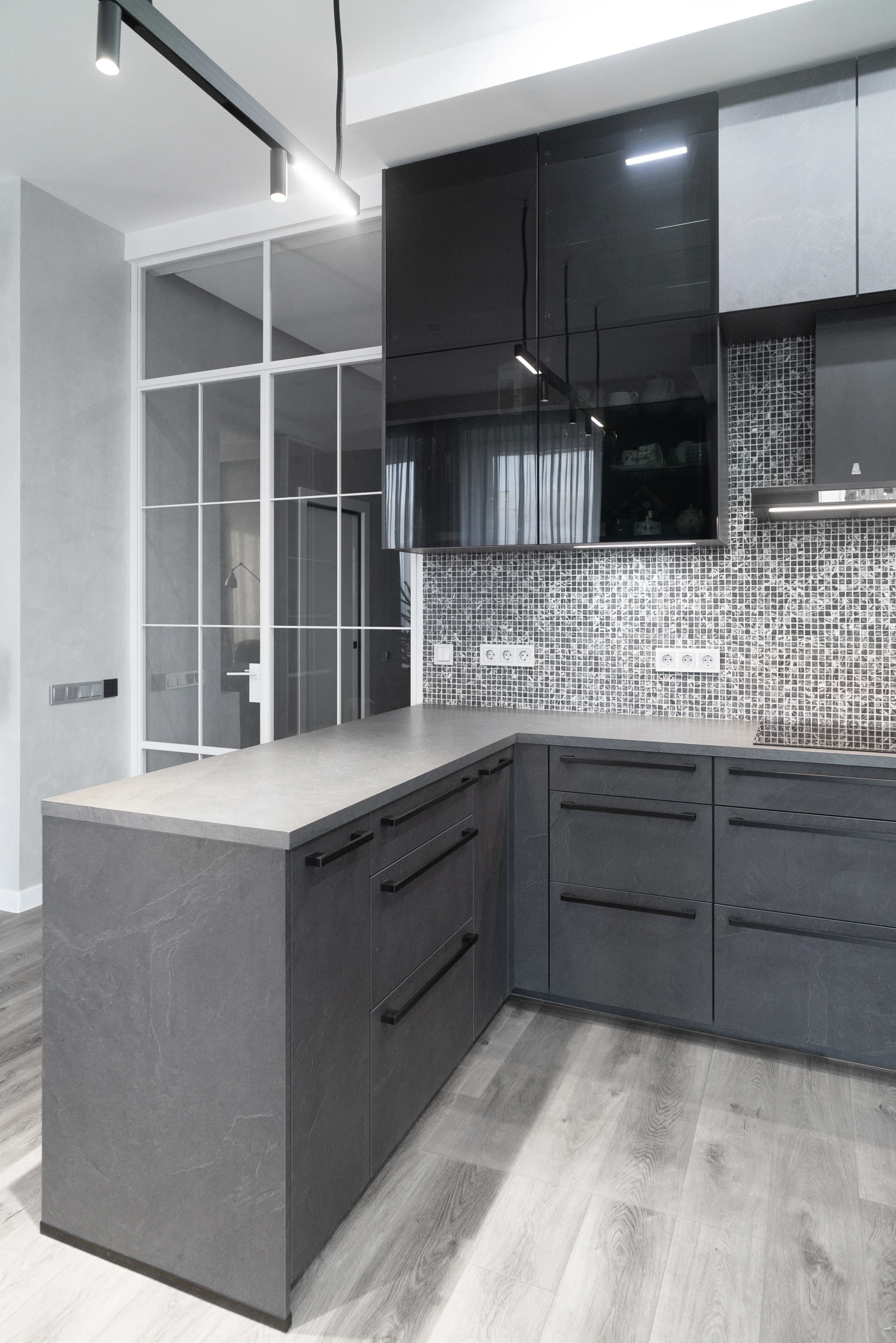 реализованный проект п-образной кухни фасады камень_1