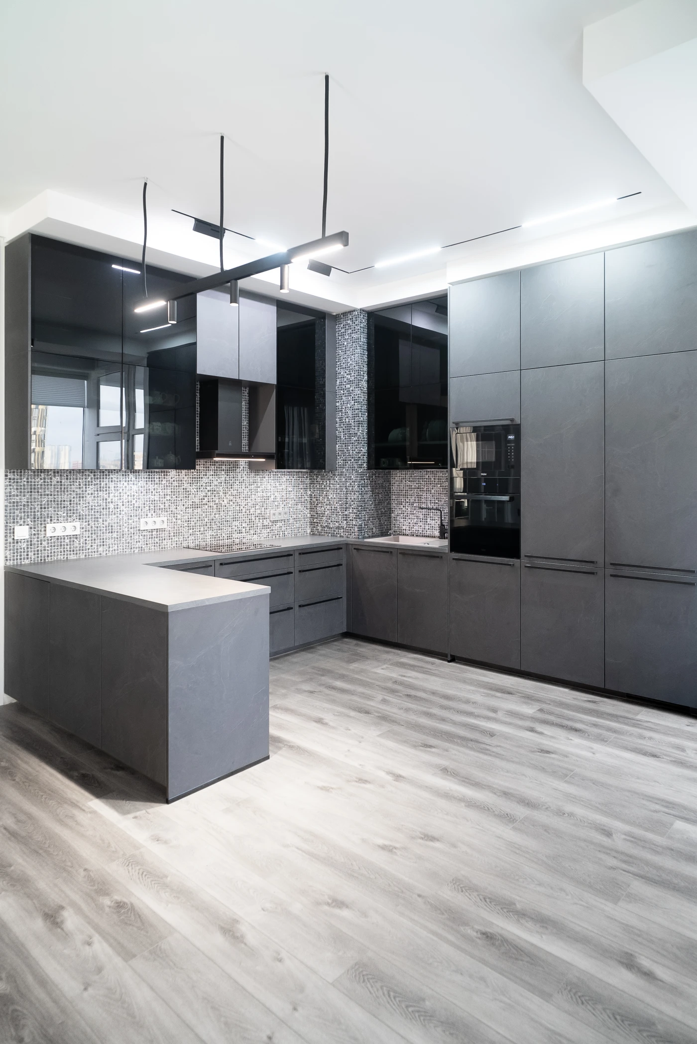 реализованный проект п-образной кухни фасады камень_1