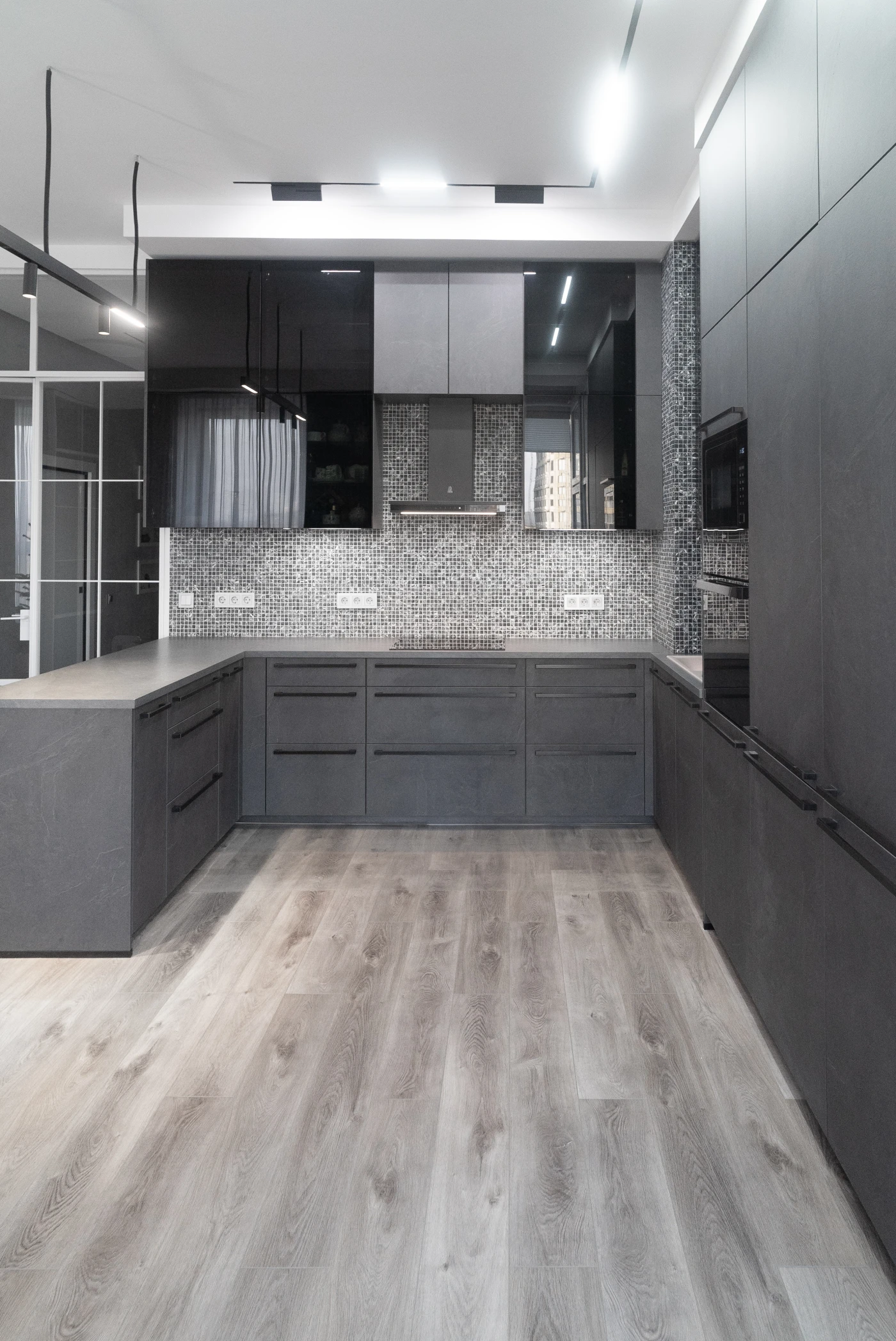 реализованный проект п-образной кухни фасады камень