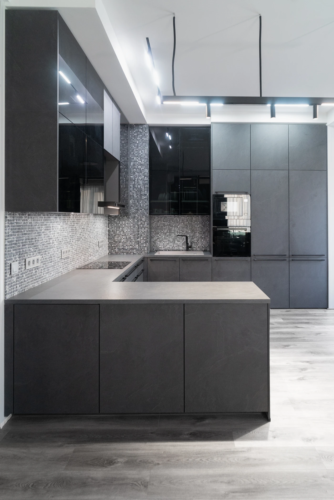 реализованный проект п-образной кухни фасады камень_1