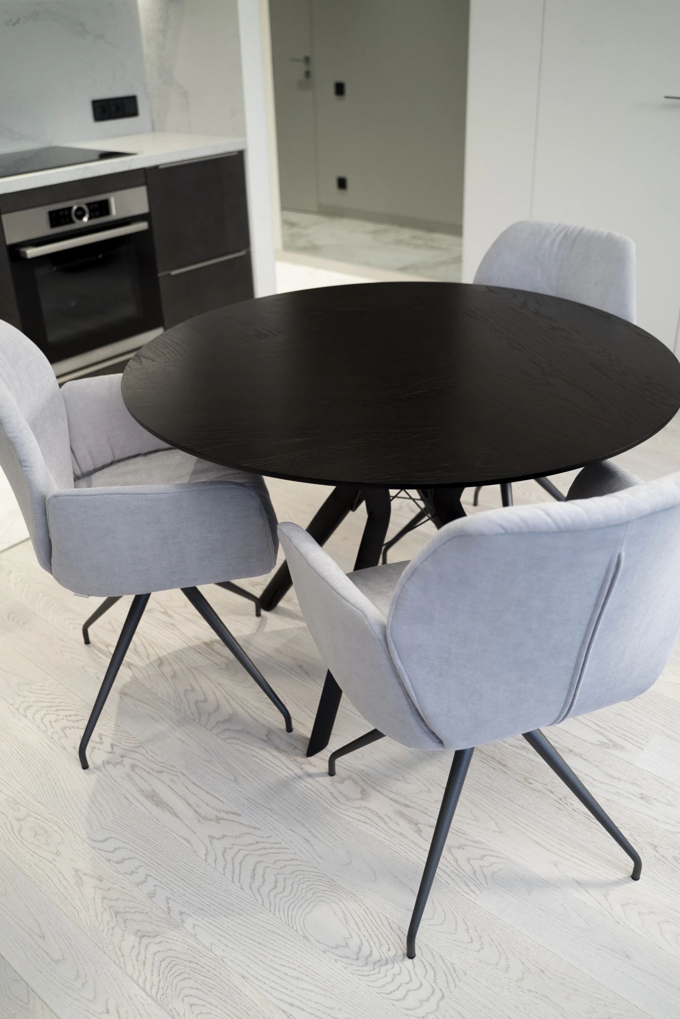 Круглый обеденный стол из массива дуба и серые полукресла, Mobitec