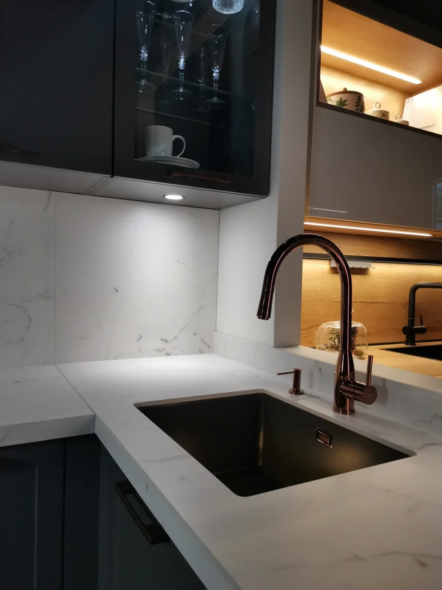 каменная мойка с подклейкой снизу