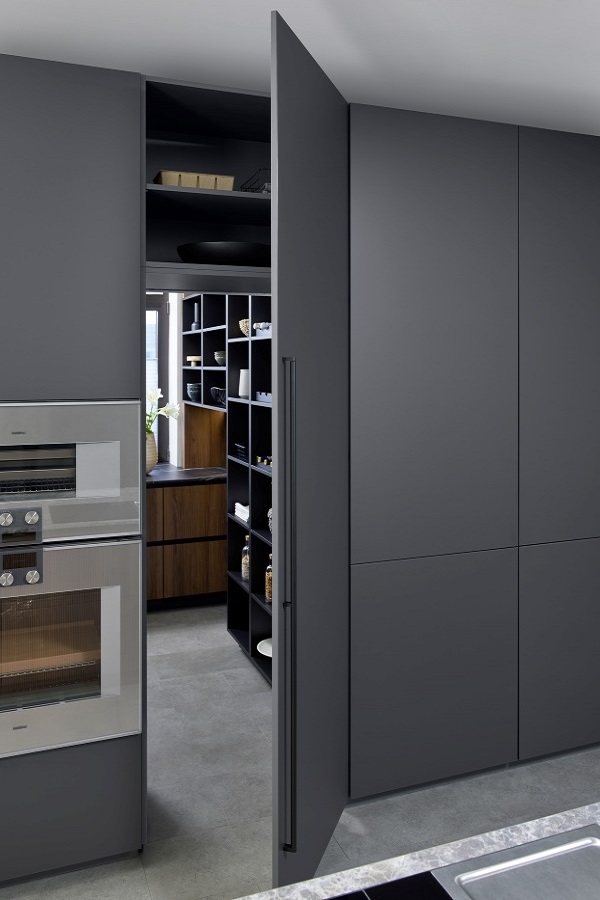 kitchen-Mambo-Nusssbaum-Beckermann-Durchgangstuer