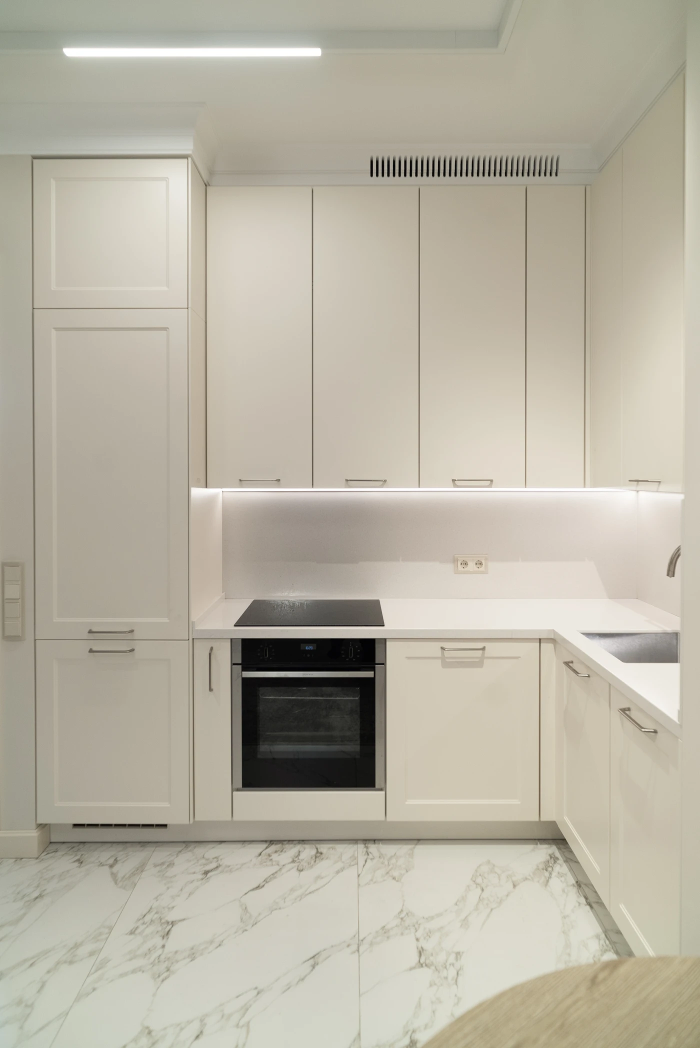 Угловая кухня в потолок с классическими фасадами с филенкой